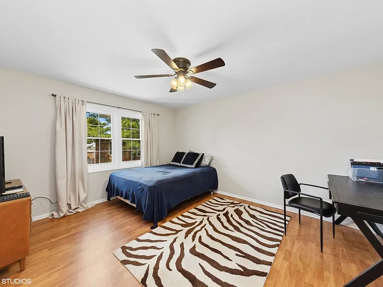 124 W Austin Ave — Photo 7