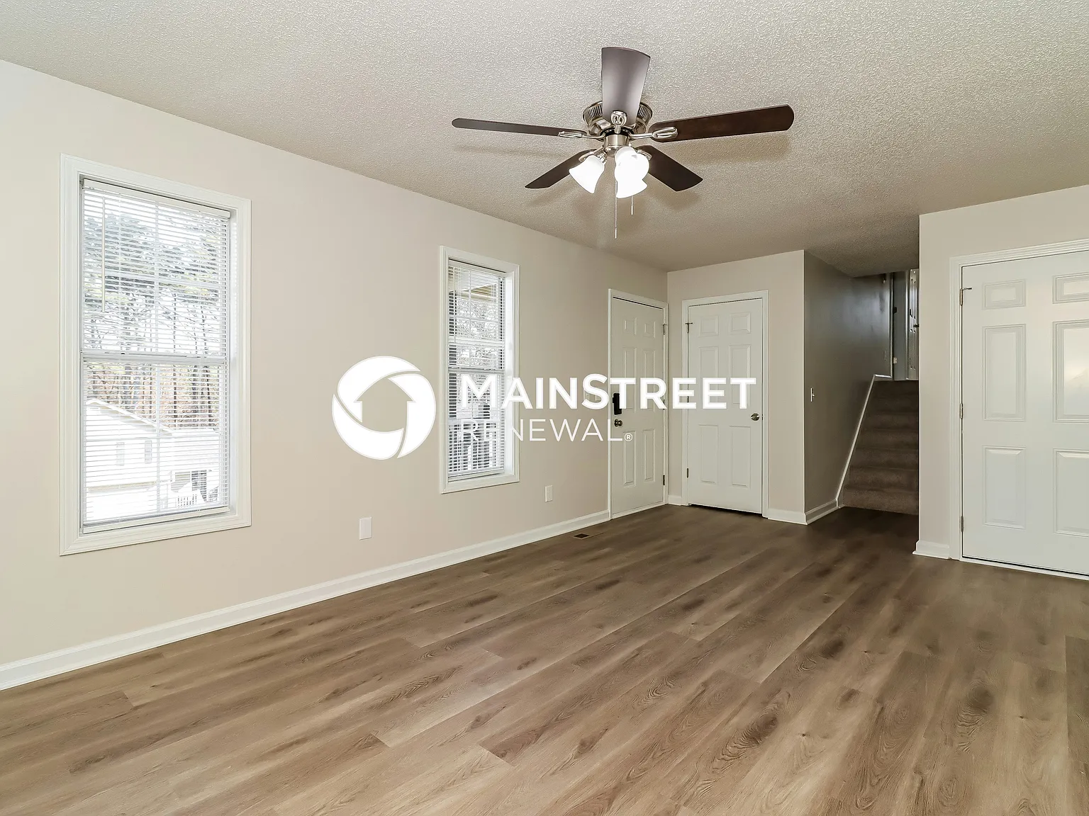 211 Hampton Dr — Photo 3