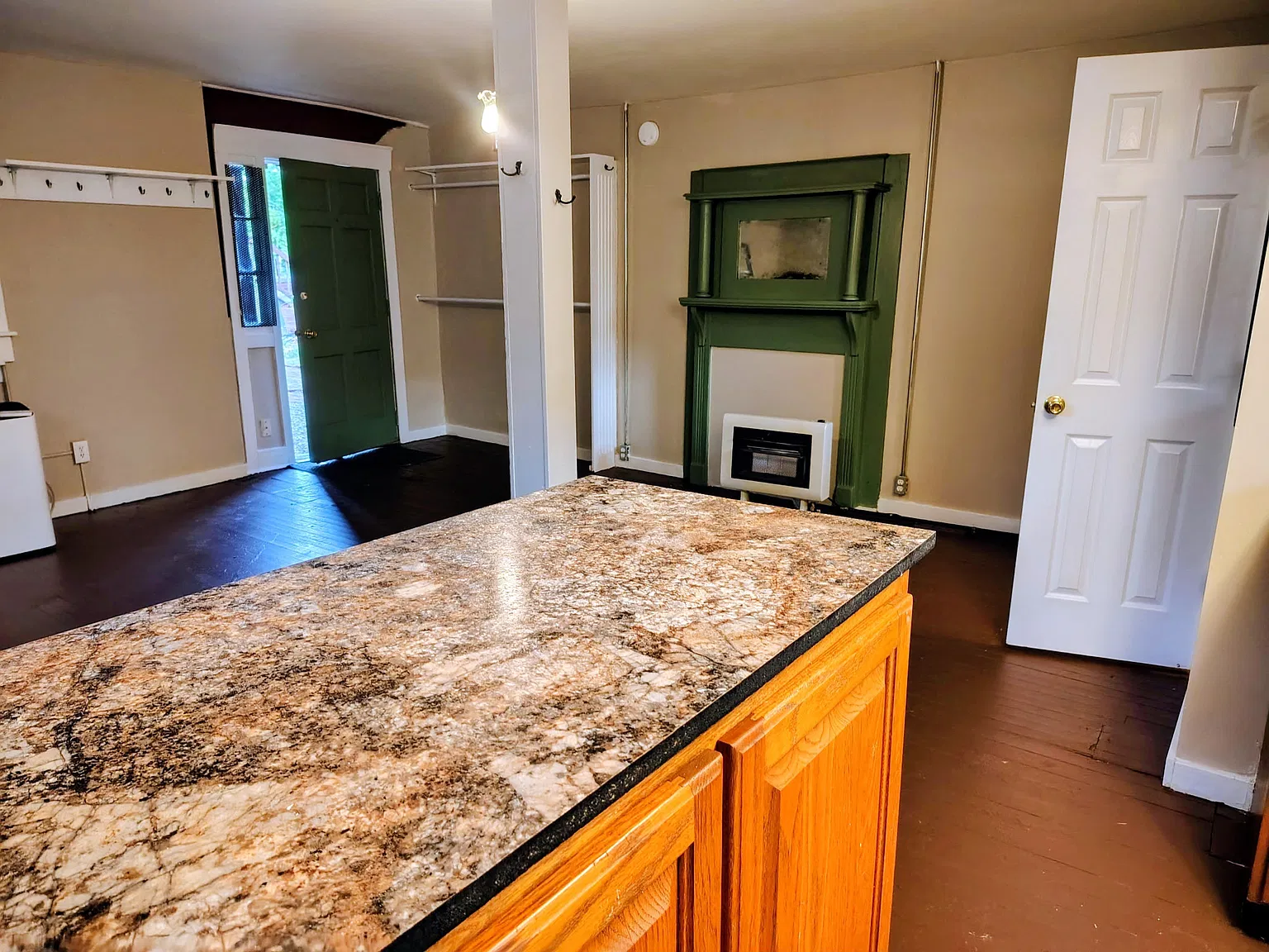 Studio, 725 sqft, $695 — Photo 4