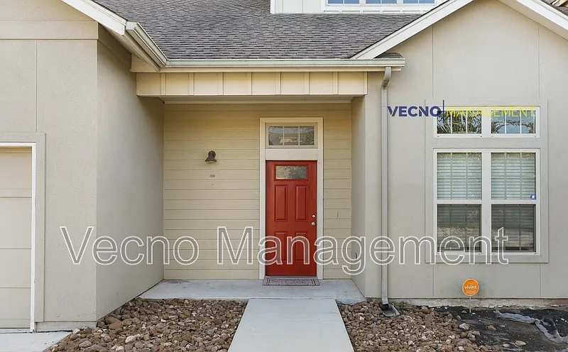 2 bed, 1.5 bath, 1544 sqft, $1,600 — Photo 3