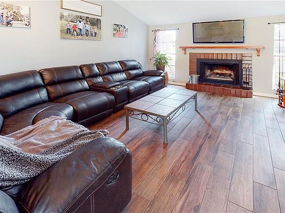 5th image of 1239 Honeytree Ln E
