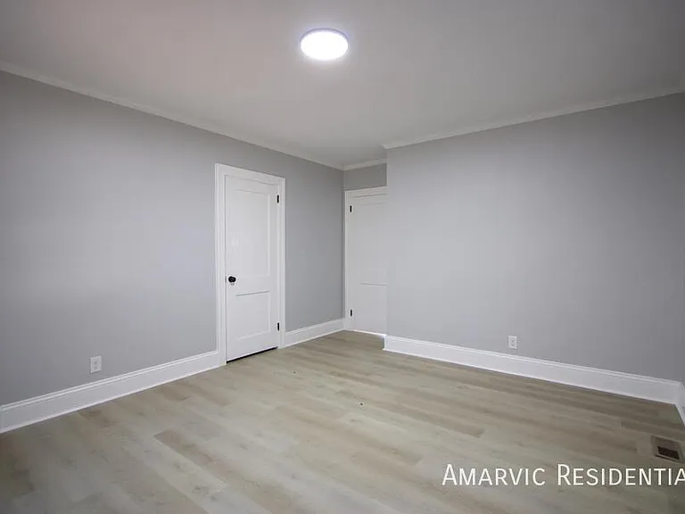 1602 Waverly Ave — Photo 12