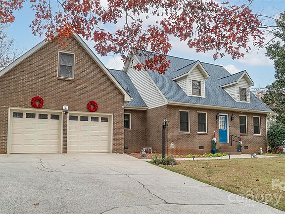 3rd image of 121 Apple Blossom Dr
