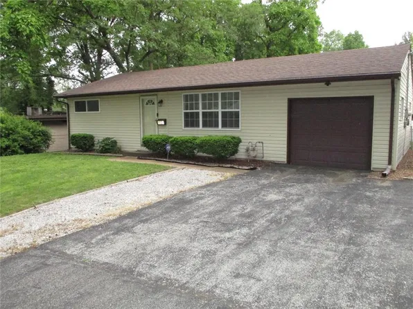 1604 Pin Oak Ln, Swansea, IL 62226