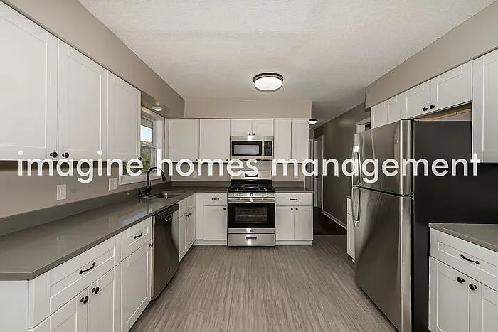 4 bed, 2.0 bath, 2000 sqft, $2,999 — Photo 4