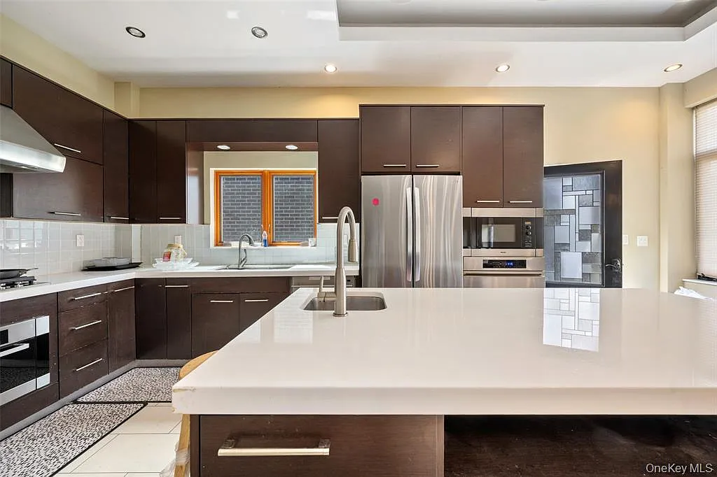 5 bed, 2412 sqft, $6,800 — Photo 3
