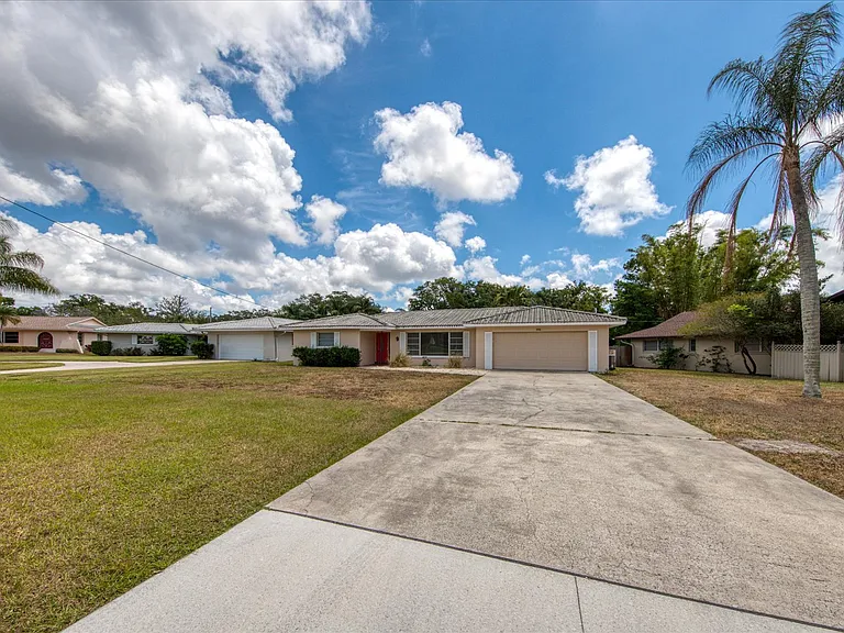 1901 Dolphin Dr — Photo 3