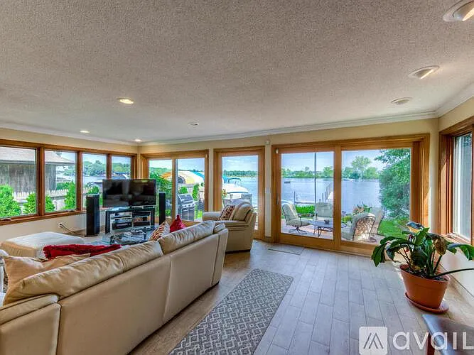 2815 McKenzie Point Rd — Photo 3