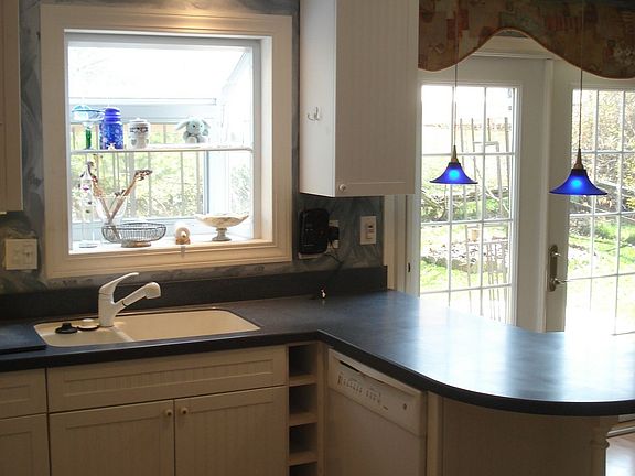 Corian peninsula countertop