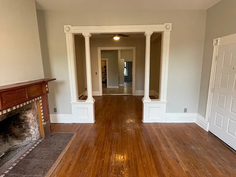 Living Room
Decorative, NON-Working Fireplace