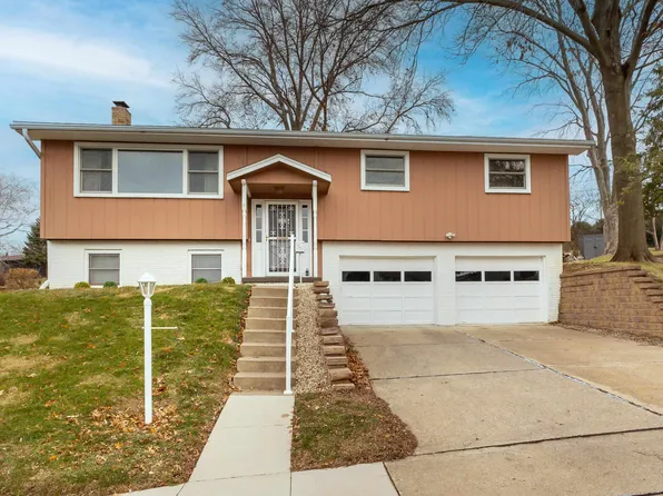 2720 Hickory Hl, Dubuque, IA 52001