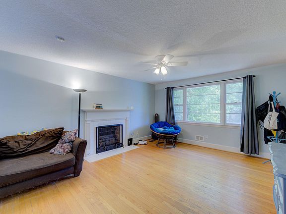 3rd image of 3944 Hickory St