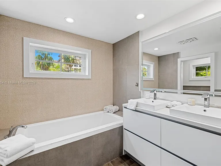 15122 Fisher Island Dr #15122 — Photo 16