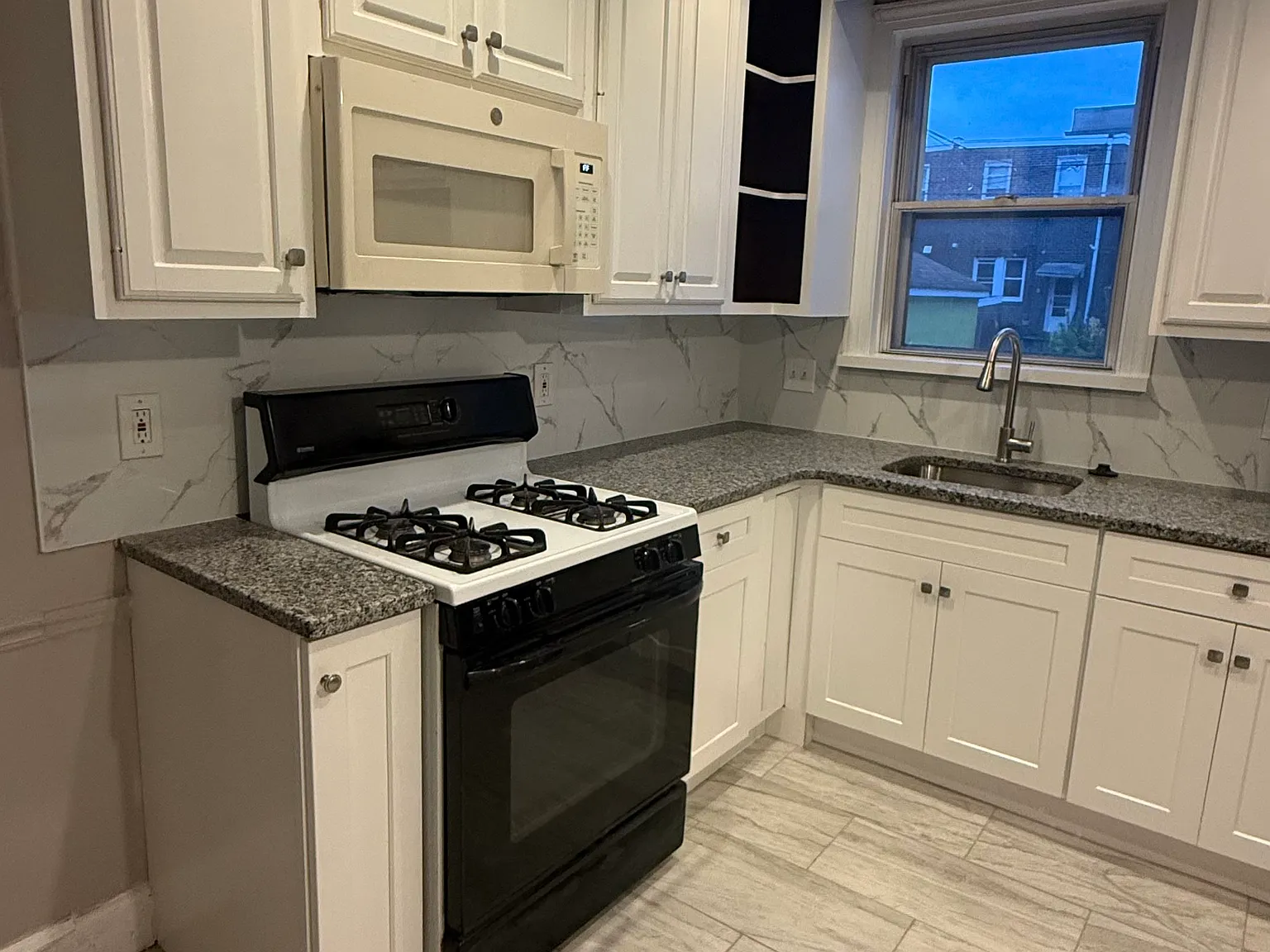 3 bed, 1.5 bath, 1476 sqft, $2,200 — Photo 4