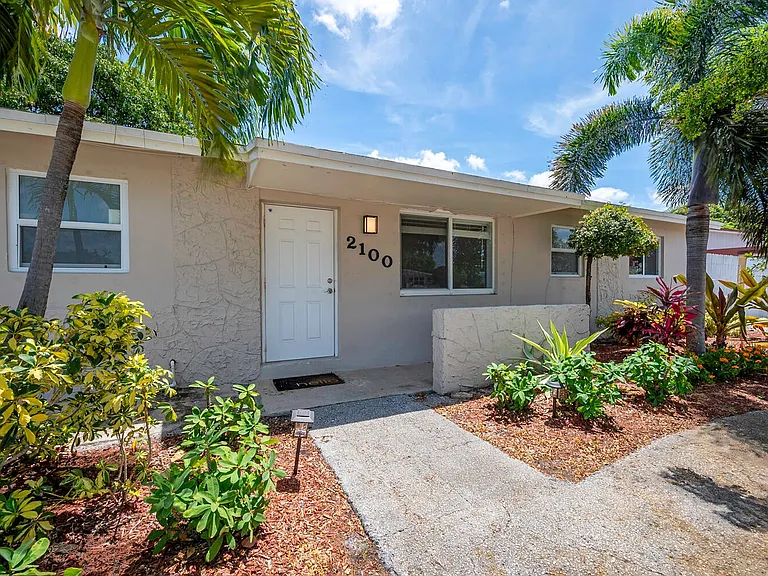 2100 N Seacrest Blvd — Photo 1