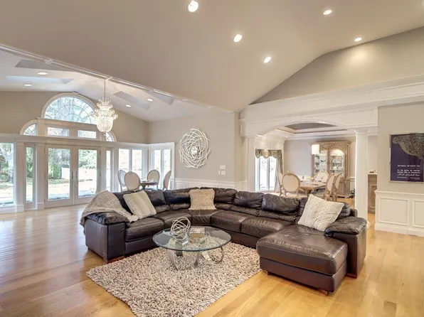 186 Tanglewood Dr, Longmeadow, MA 01106