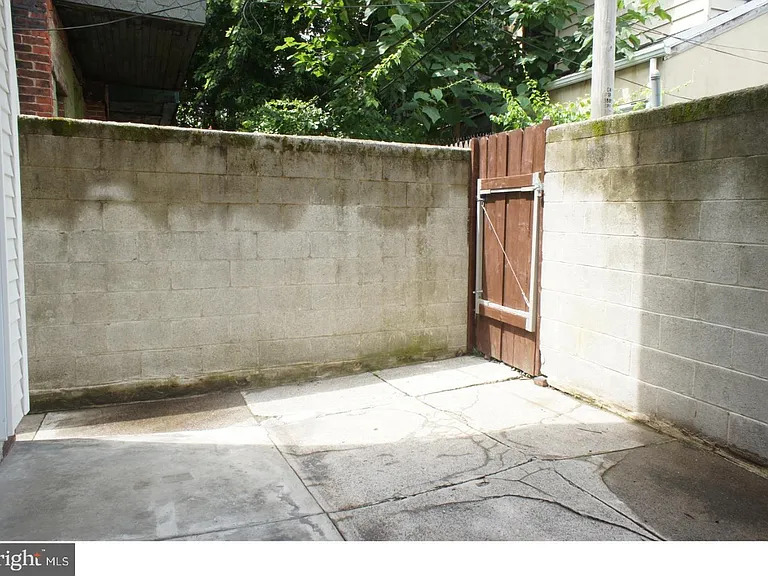 1644 N Dover St — Photo 12