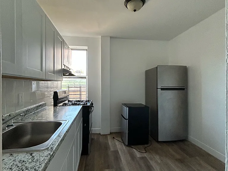 201 Claremont Ave #10 — Photo 17