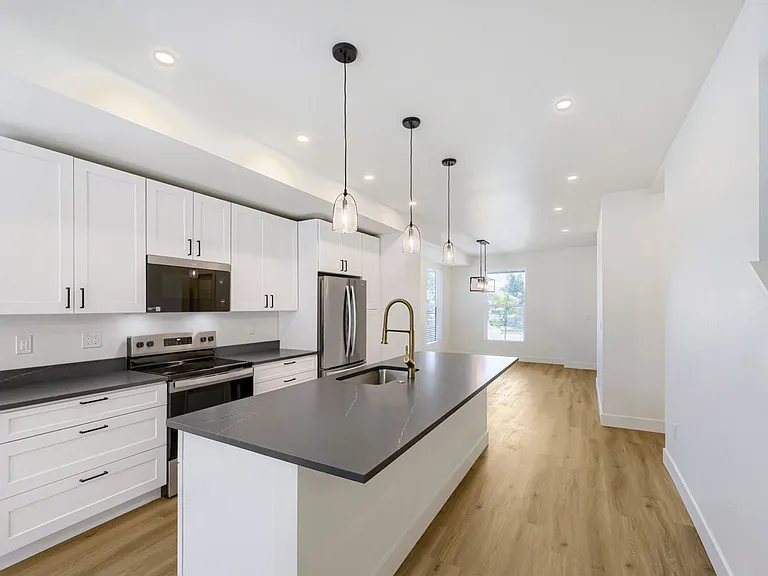 2750 S Cherokee St — Photo 3