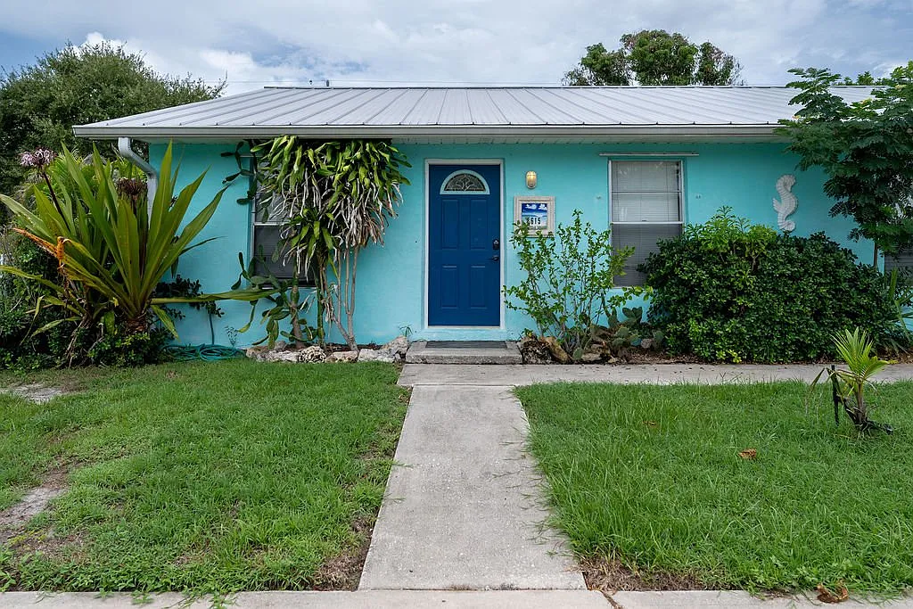 Modern 2 Bed / 1 Bath Unit in Hobe Sound | $2450 | Available 09/02 — Photo 3