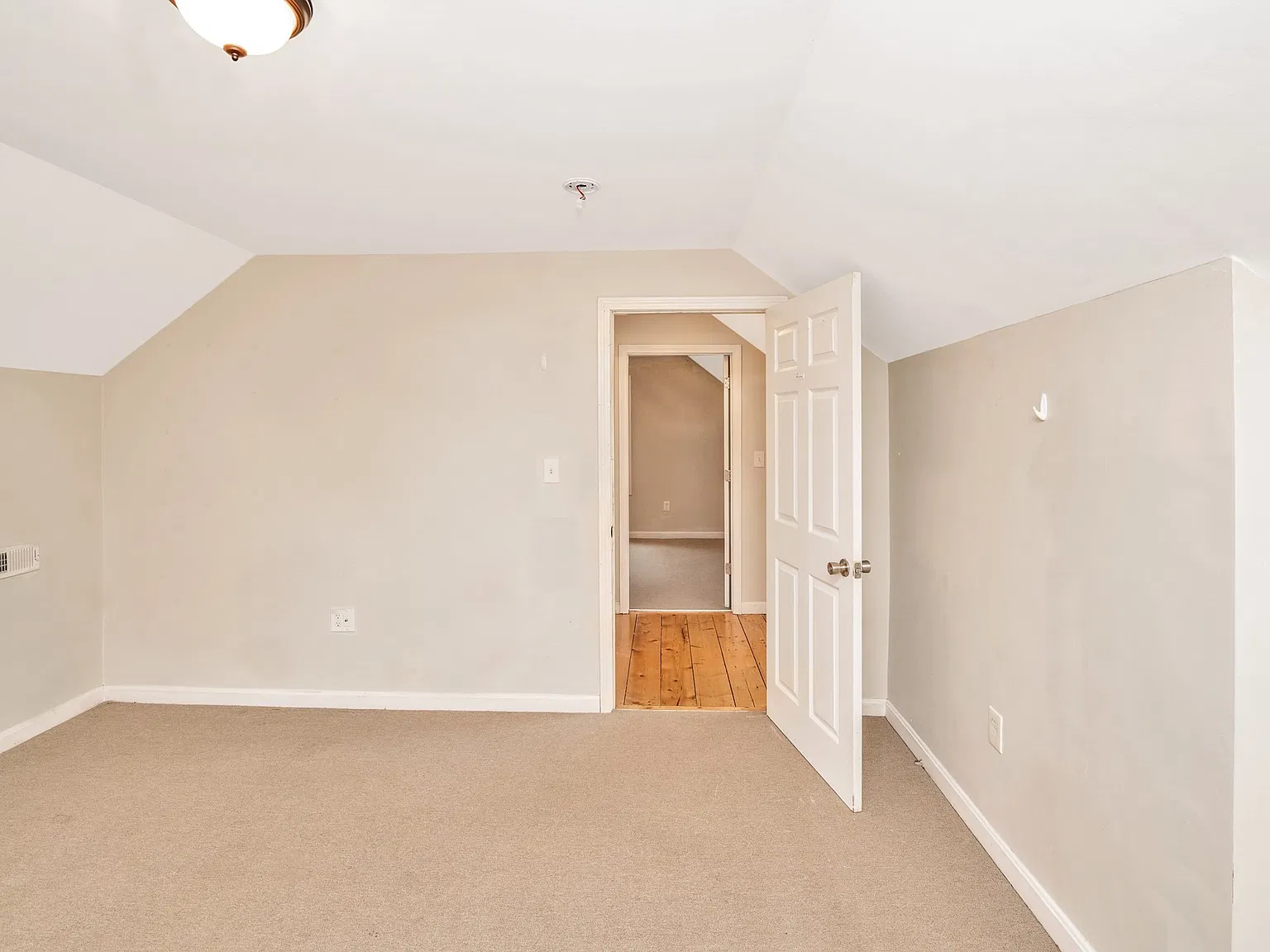 5 bed, 2.0 bath, 2200 sqft, $3,900 — Photo 4