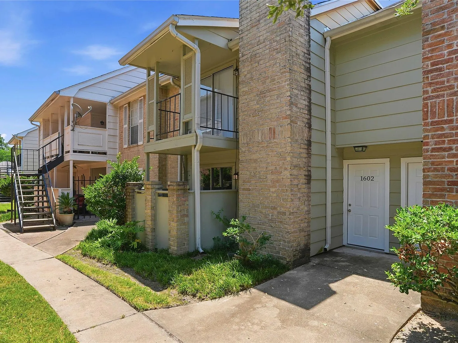 1 bed, 1.5 bath, 750 sqft, $1,275 — Photo 2