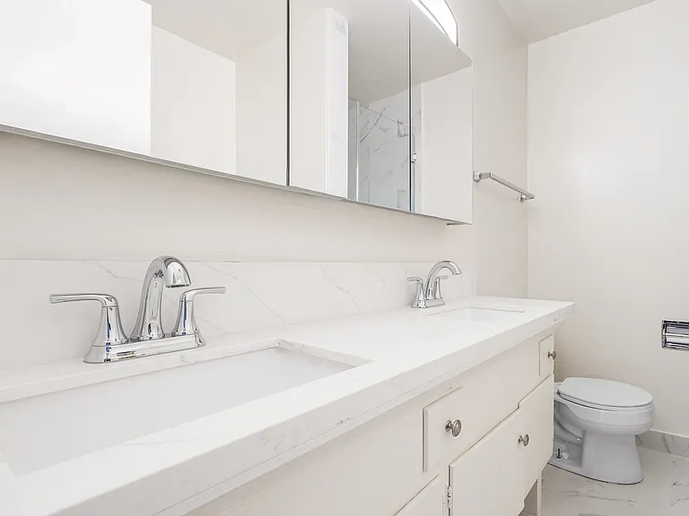 221 S Reeves Dr — Photo 5