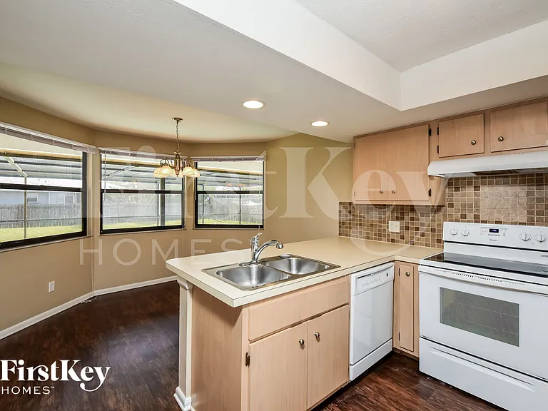 4141 SW 6th Pl — Photo 5