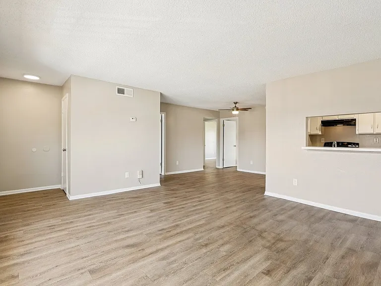 12th & Beach Apartments — Photo 30