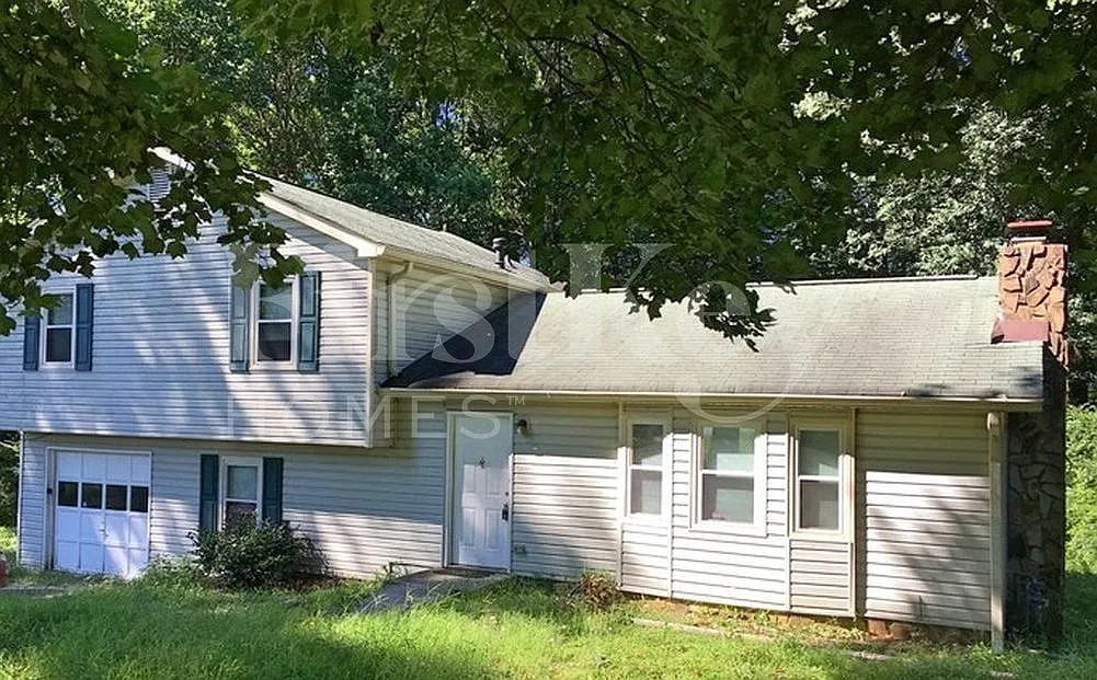 3 bed, 2.0 bath, 1252 sqft, $1,995 — Photo 1