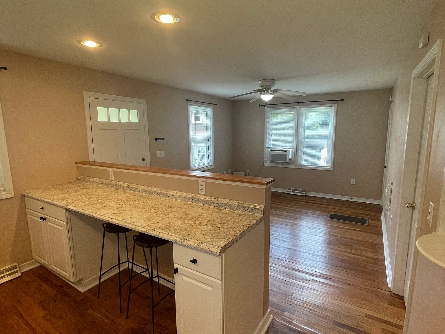 1 bed, 800 sqft, $975 — Photo 3