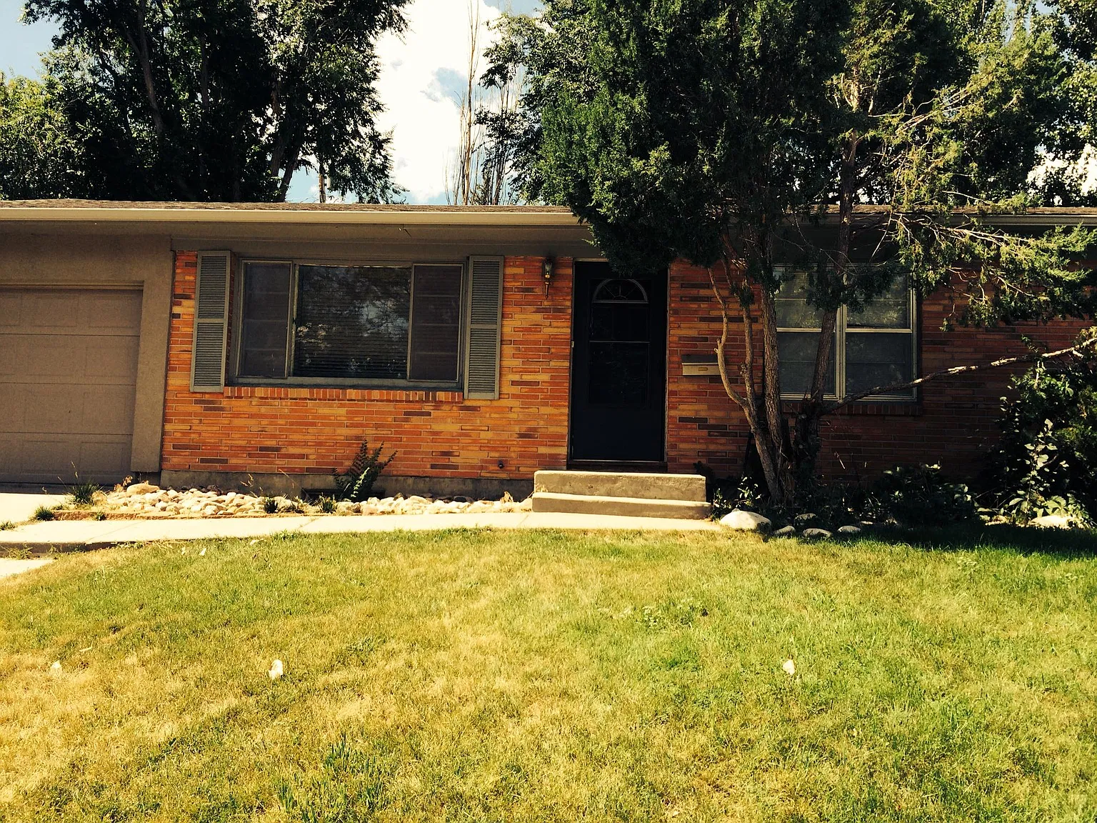5 bed, 2000 sqft, $2,200 — Photo 1