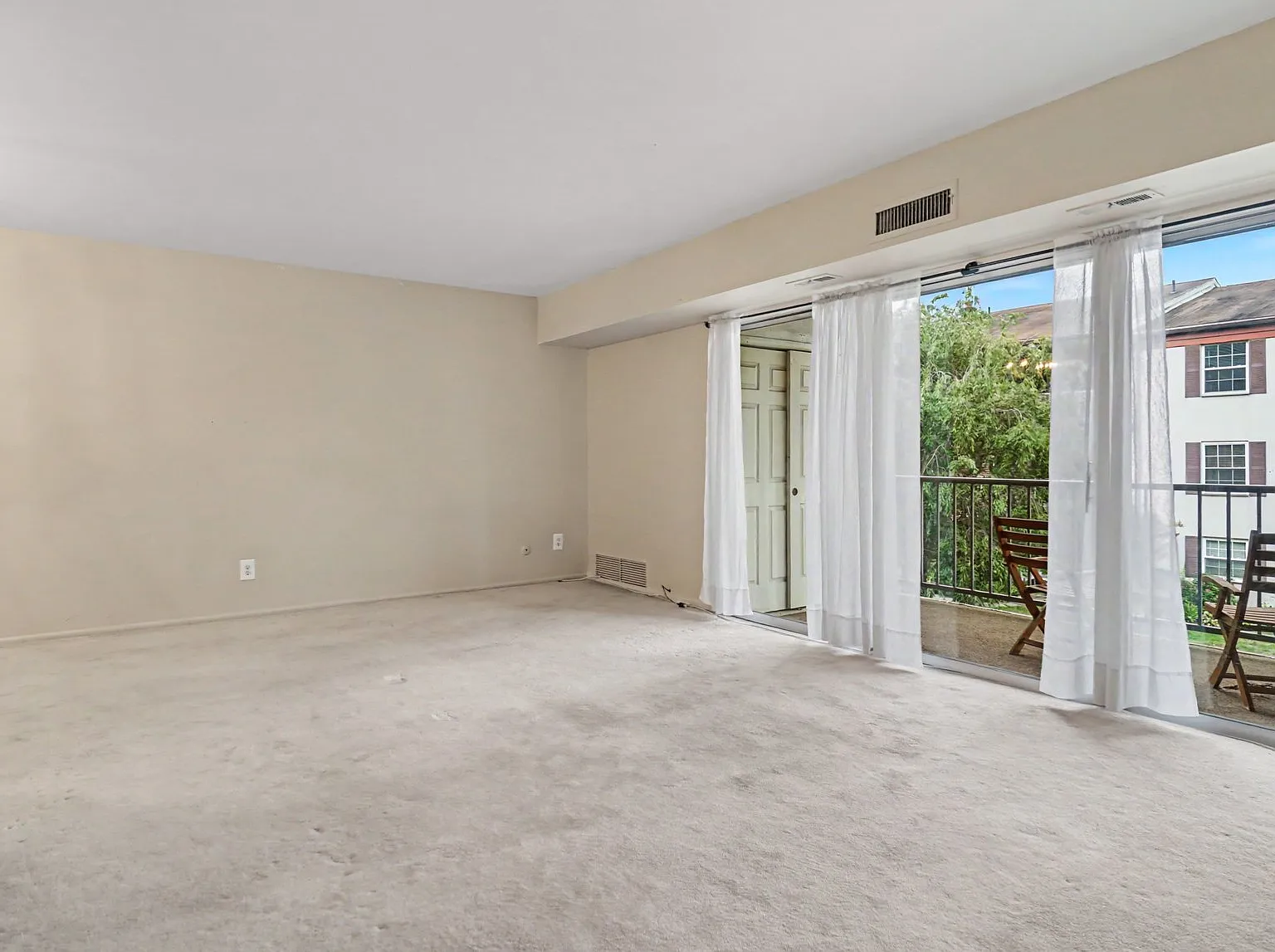 2 bed, 1004 sqft, $2,100 — Photo 3