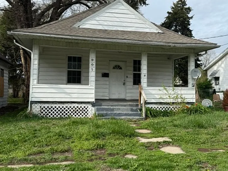 905 W Thrush Ave — Photo 1