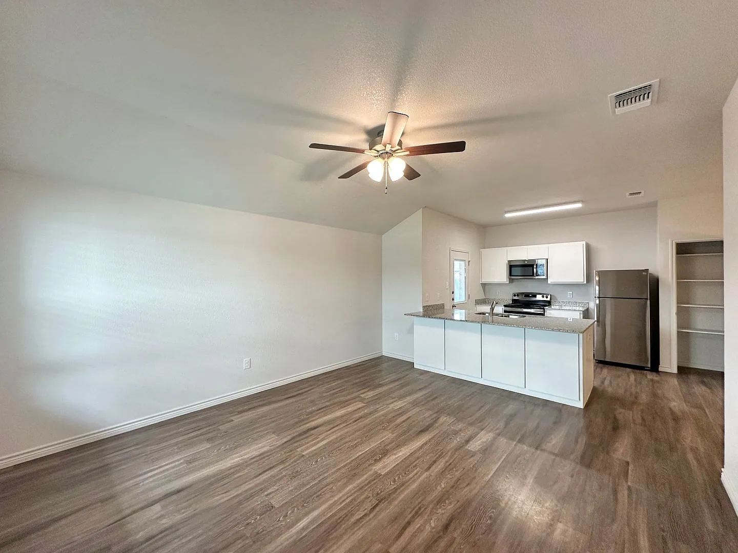 1911 Castroville — Photo 4