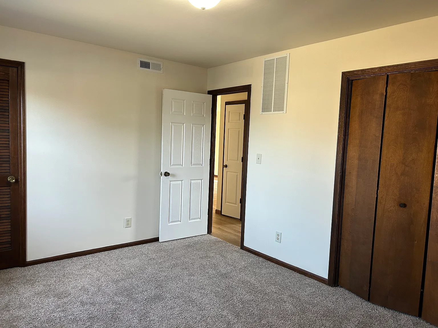 2 bed, 1050 sqft, $900 — Photo 3