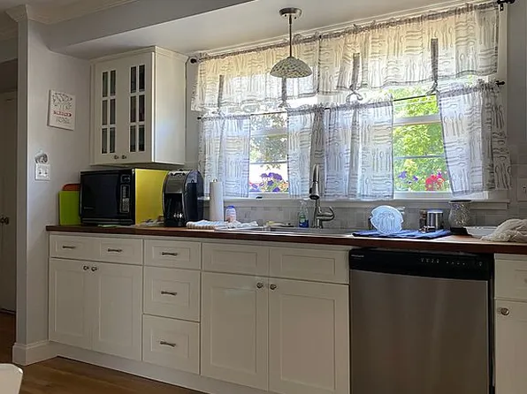 20 Sterling Rd, Holyoke, MA 01040