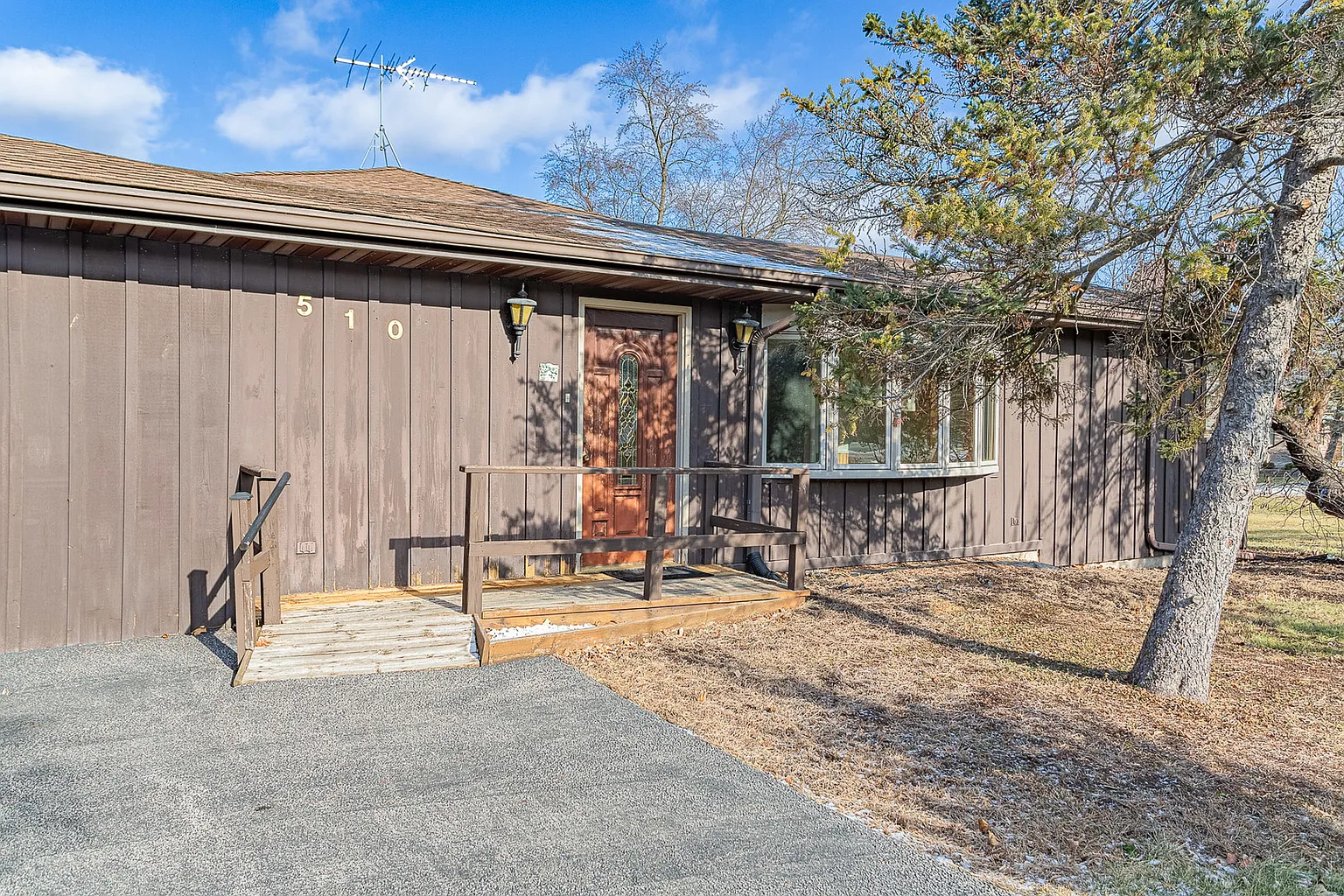 23W510 Walnut St photo 1