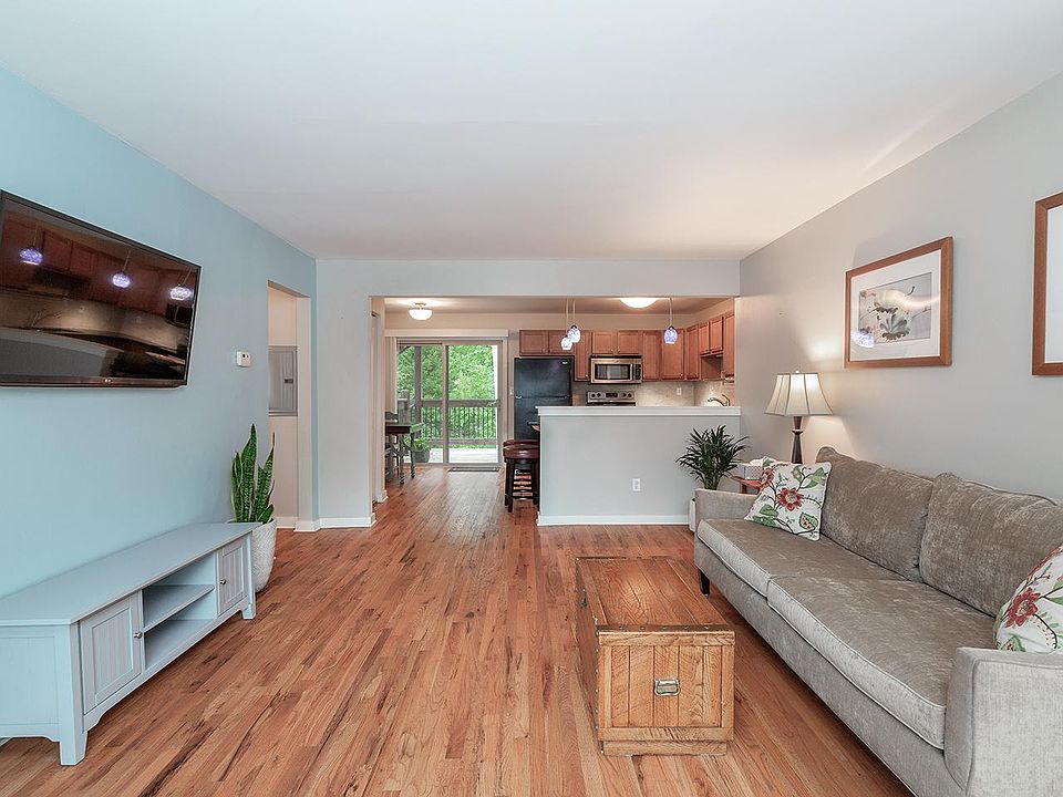 Fully furnished condo. Open living room, excellent light, incredible hardwoods throughout.