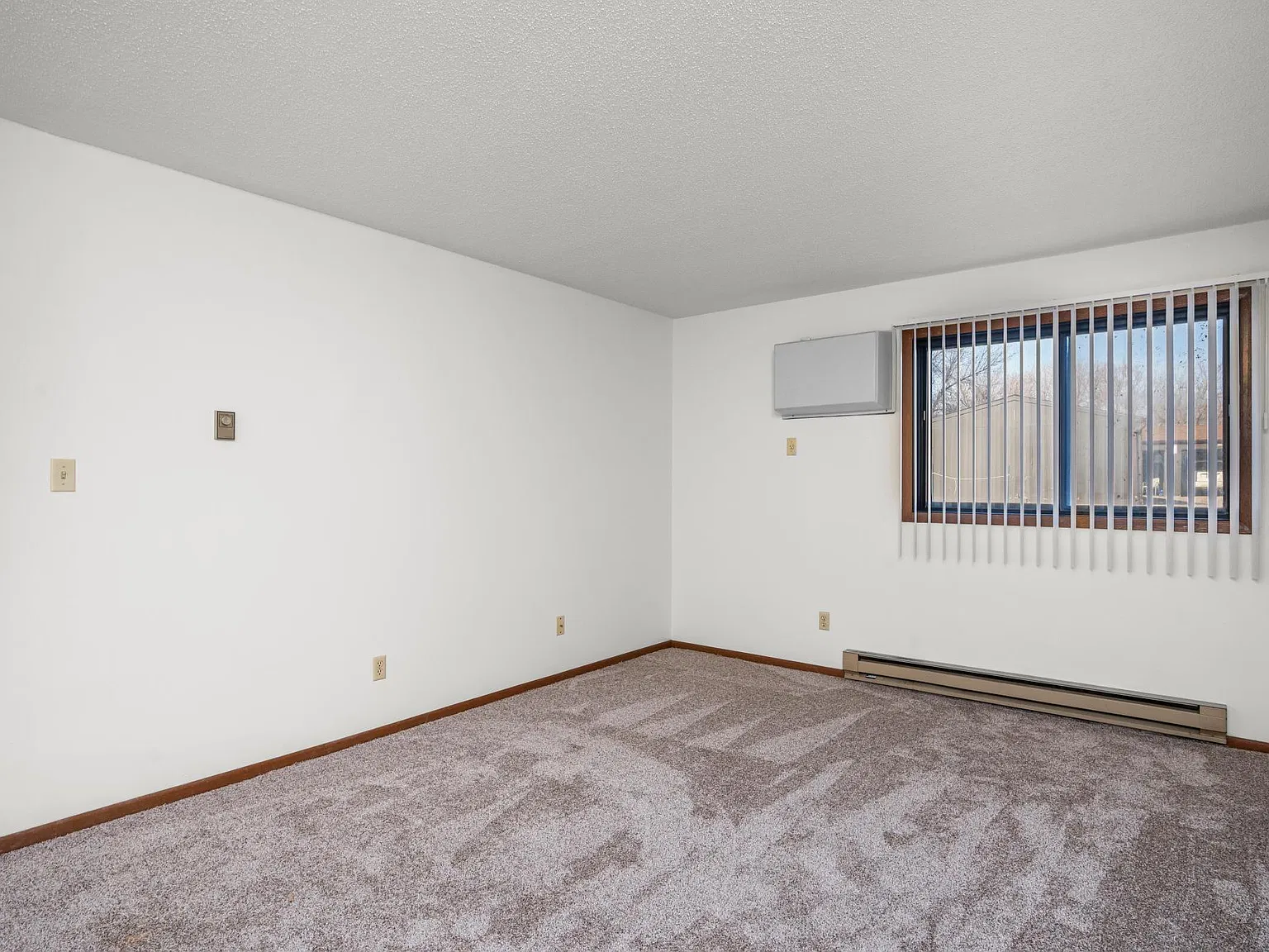 2 bed, 900 sqft, $885 — Photo 2