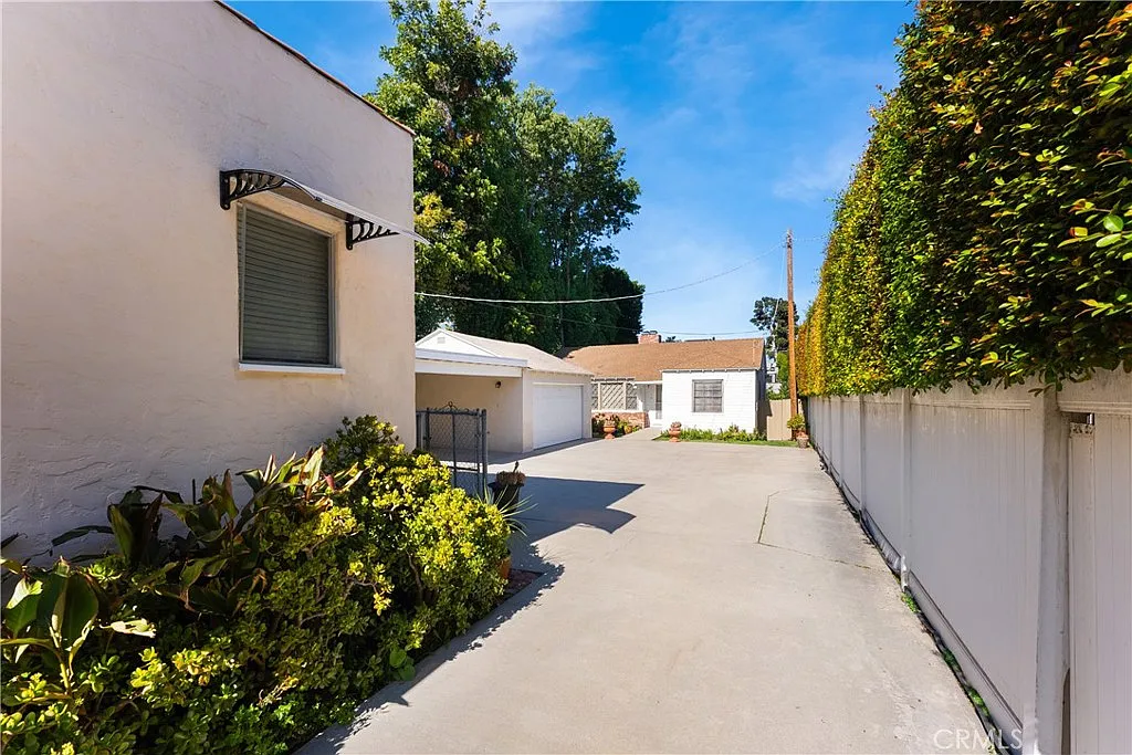 Building Photo - 15203 Greenleaf St