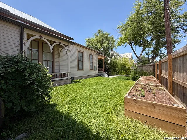 1133 E Crockett St — Photo 26