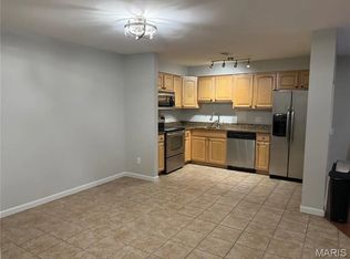 950 E Rue De La Banque L6, Creve Coeur, MO 63141
