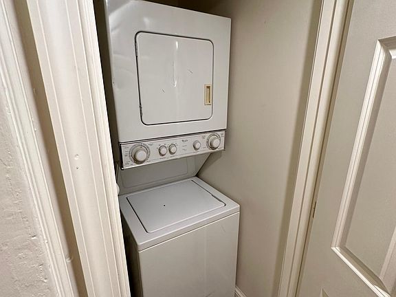 2nd image of 906 Jefferson St #1B