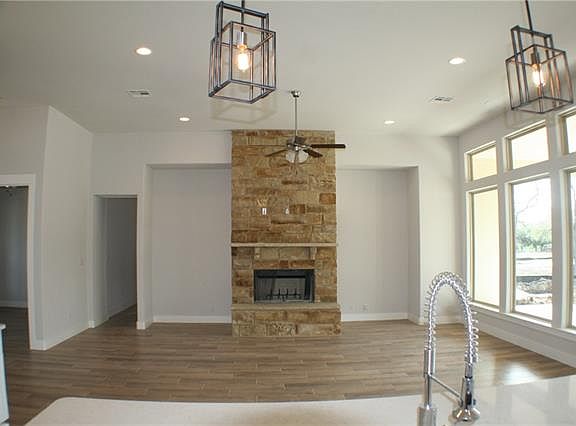 3rd image of 201 Highland Oaks