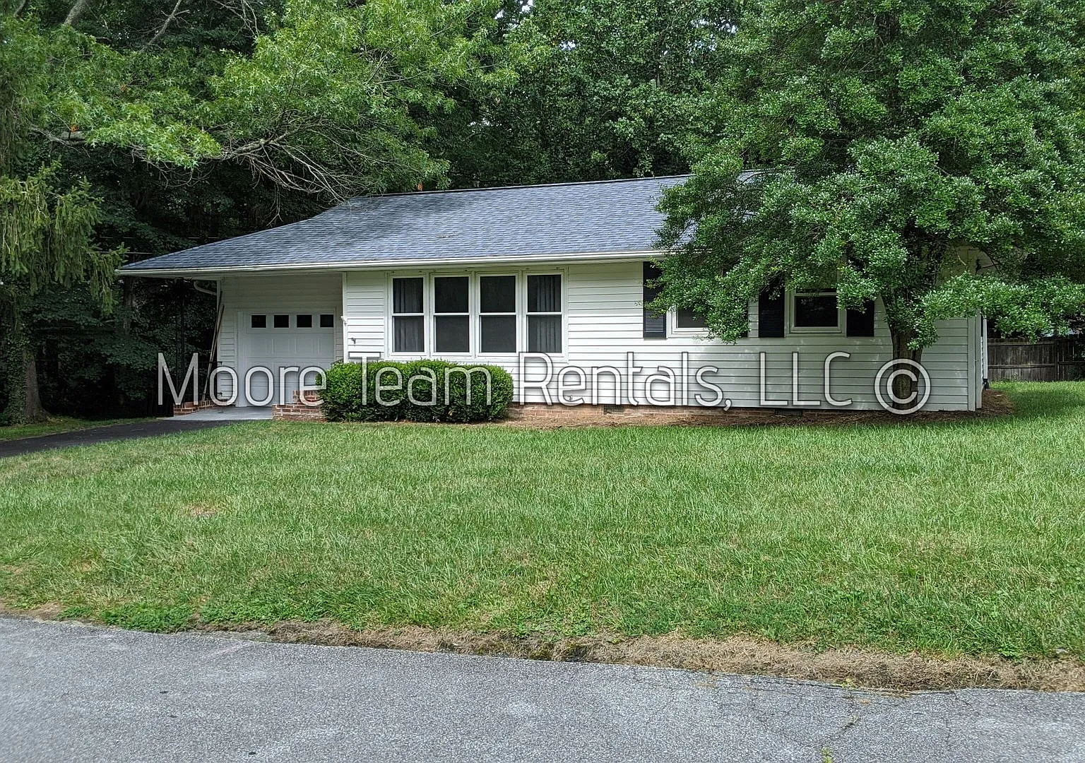 2 Bedroom House - Flat Yard with Beautiful Lawn & Large Screened in Porch — Photo 1