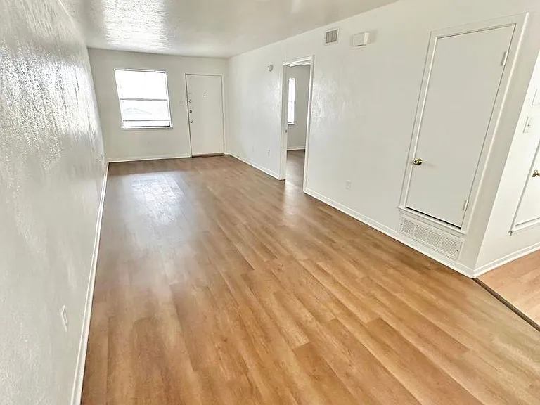 102 E Avenue A — Photo 13