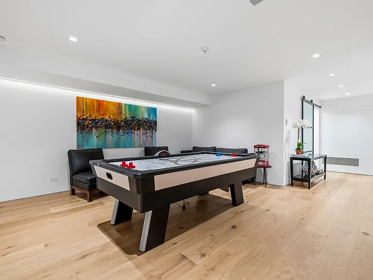 101 Montauk Blvd — Photo 38