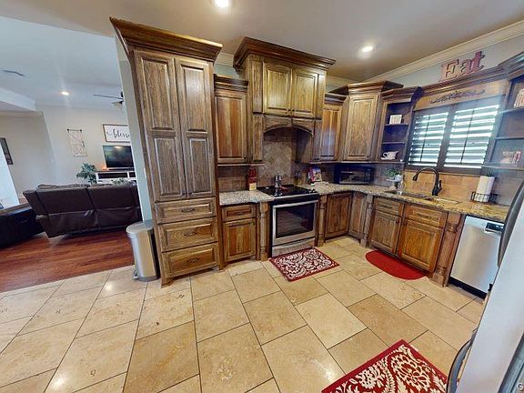 4th image of 2420 Doran Dr