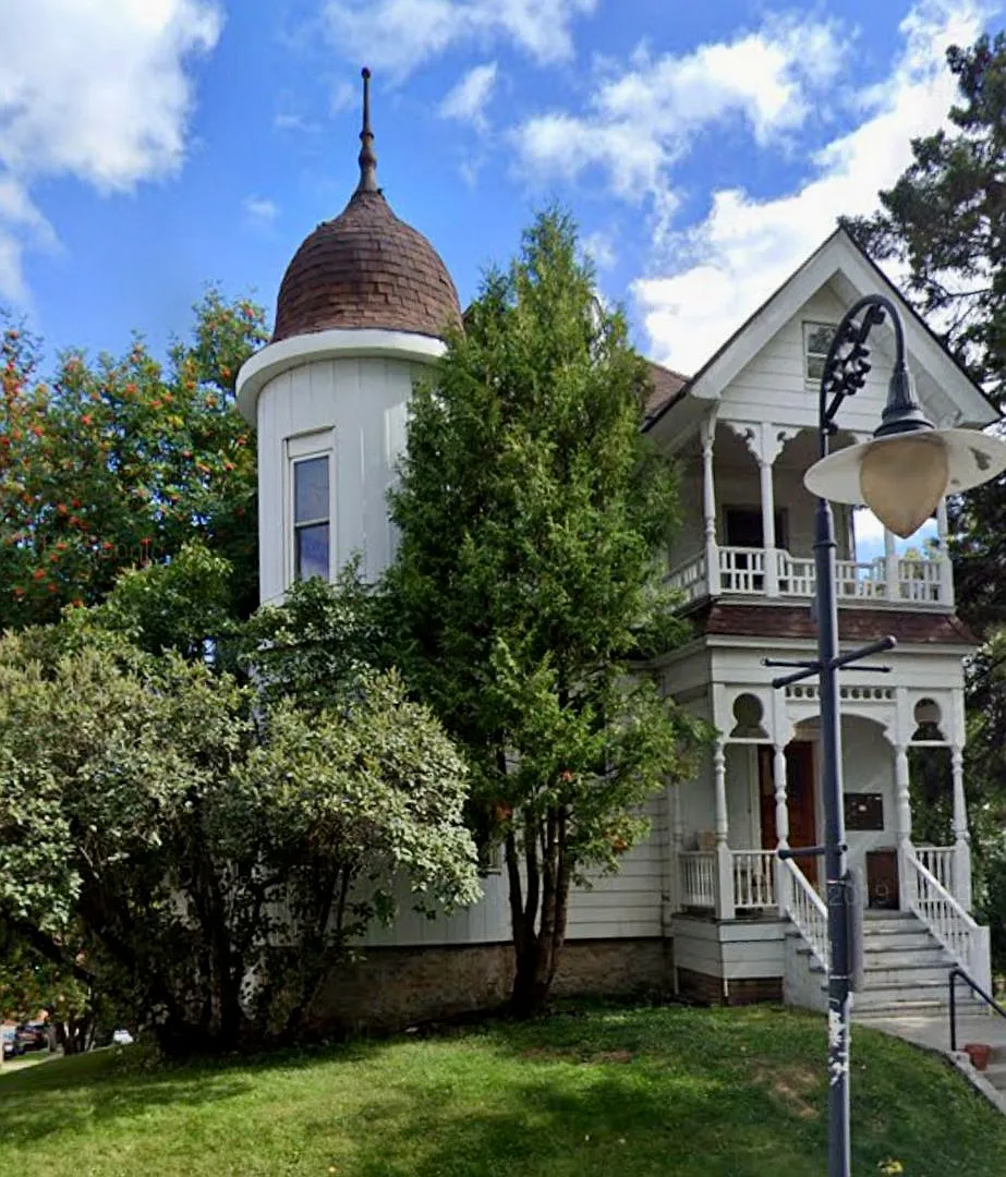 Building Photo - 230 E 4th St #2